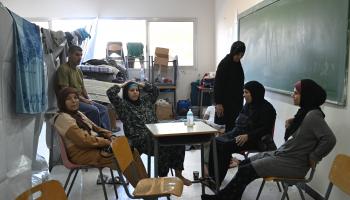 تحولت بعض مدارس جنوب لبنان إلى مراكز إيواء (حسام شبارو/الأناضول)