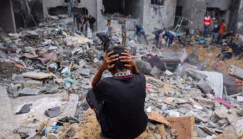 فلسطينيون ودمار في قطاع غزة (محمد عابد/ فرانس برس)