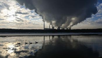 انبعاثات كربون في محطة طاقة في بولندا (الأناضول)