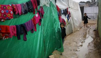 نازحون فلسطينيون في مخيم وسط الشتاء (أشرف أبو عمرة/ الأناضول)