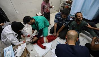 يجتهد الطاقم الطبي بمستشفى ناصر لعلاج الجرحى (أحمد حسب الله/Getty)