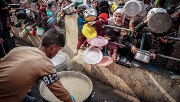 تكية لتوزيع الطعام بالمجان في رفح (ساهر الغرا/فرانس برس)