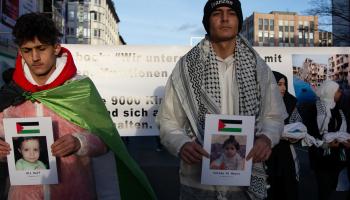 متظاهرون مؤيدون للفلسطينيين في دوسلدورف بألمانيا يطالبون بوقف إطلاق النار  في غزة، 30/12/2023 (يينغ تانغ/Getty)