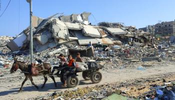 فلسطينيون وسط الدمار في شمال قطاع غزة (خليل الكحلوت/ الأناضول)