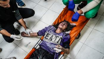 في مستشفى الأمل في خانيونس في غزة (بلال خالد/ الأناضول)