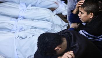 فلسطينيون أطفال وجثث شهداء في غزة (فرانس برس)