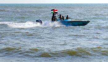 مسلحون حوثيون في قارب قبالة ميناء الحديدة، يناير الحالي (فرانس برس)