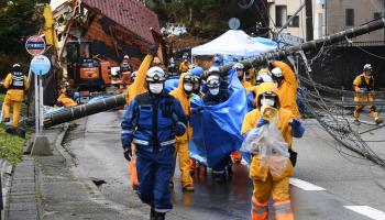 عمال إنقاذ بعد زلزال اليابان في يناير 2024 (توشيفومي كيتامورا/ فرانس برس)