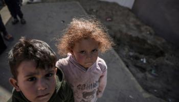 طفلان ناجيان في رفح بقطاع غزّة، 5 كانون الثاني/ يناير 2024 (Getty)
