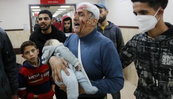 وصل عشرات المصابين إلى مستشفى شهداء الأقصى (أشرف أبو عمرة/الأناضول)