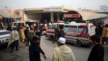 عناصر شرطة في باكستان مصابون بتفجير في 8 يناير 2024 (حسين علي/ الأناضول)