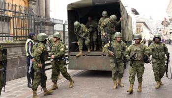 جنود إكوادوريون في شوارع العاصمة كيتو، الثلاثاء (رودريغو بوينديا/فرانس برس)