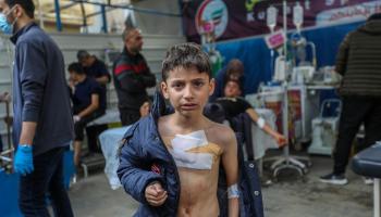 طفل فلسطيني جريح في غزة (أحمد حسب الله/ Getty)