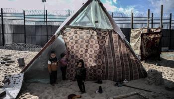 خيمة نزوح ملاصقة للحدود المصرية (عبد زقوت/الأناضول)