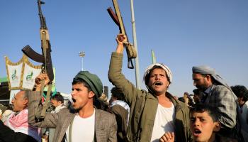 مقاتلون حوثيون خلال احتجاج في صنعاء بعد الضربات الأميركية/ فرانس برس