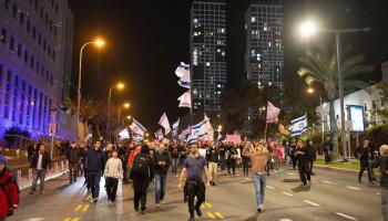 متظاهرون ضد نتنياهو بتل أبيب، مساء السبت (ماركو لونغاري/فرانس برس)