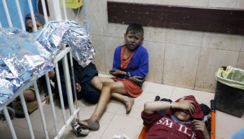 جرحى فلسطينيون في مستشفى شهداء الأقصى في غزة (أشرف أبو عمرة/ الأناضول)