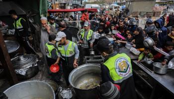 من عملية توزيع الطعام في رفح، الجمعة (عبد الرحيم الخطيب/الأناضول)
