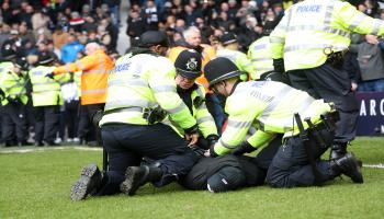أعمال عنف بين الجماهير توقف مواجهة في كأس إنكلترا