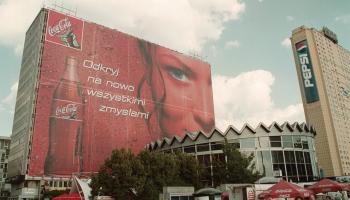 إعلانات عملاقة لبيبسي وكوكا كولا في العاصمة البولندية وارسو (Getty)
