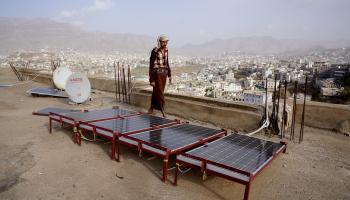 أصبح اليمن سوقاً رائجاً لألواح الطاقة الشمسية (Getty)