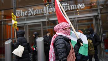 أمام مقر "نيويورك تايمز" (مايكل سنتياغو/ Getty)