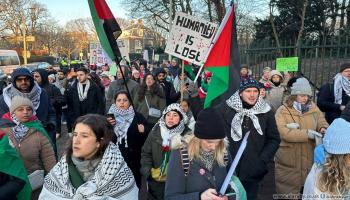 متظاهرون داعمون لغزة أمام محكمة العدل الدولية (العربي الجديد)
