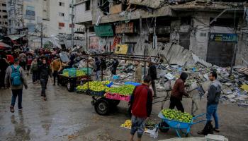  أزمة في سوق الخضار في غزة(getty)