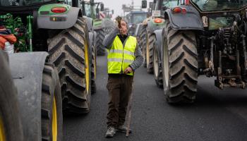 مزارعون يغلقون الطرق بالجرارات في إقليم كتالونيا الإسباني/Getty 