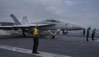 مقاتلة أميركية على ظهر حملة الطائرات غيزنهاور في البحر الأحمر (اسوشييتد برس)