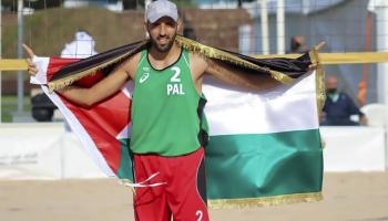 يحمل إبراهيم قصيعة علم فلسطين (العربي الجديد)