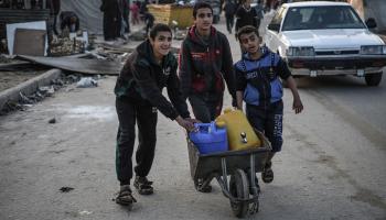 أطفال غزة يكافحون من أجل توفير المياه لأسرهم