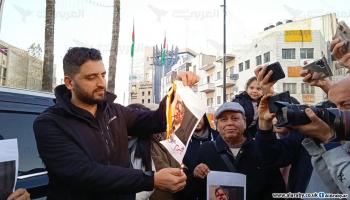متظاهرون يحرقون صور بلينكن في رام الله (العربي الجديد)