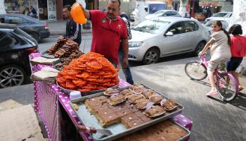 حلويات وسط شارع في بوفاريق (بلال بنسالم/ Getty)