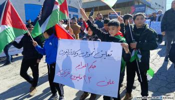 محتجون أمام مقر أونروا في رام الله (العربي الجديد)