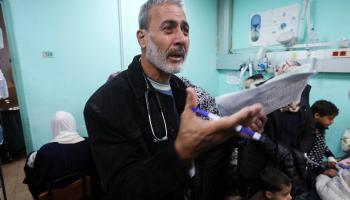 الطبيب الفلسطيني سعيد عبد الرحمن معروف (إبراهيم أبو مصطفى/رويترز)