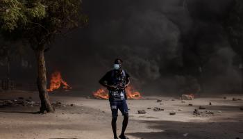 متظاهر سنغالي في داكار، الجمعة (زهرة بن سمرة/ رويترز)