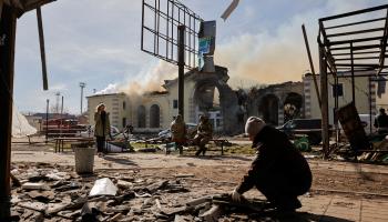 آثار القصف الروسي على كوستيانتينيفكا الأوكرانية، الأحد (توماس بيتر/رويترز)