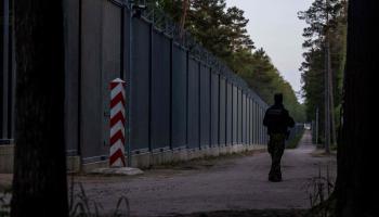 على الحدود بين بولندا وبيلاروسيا (روجديك رادوانسكي/ فرانس برس)