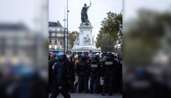 الشرطة الفرنسية تصد متظاهرين خلال مسيرة تطالب بوقف إطلاق النار في غزة 