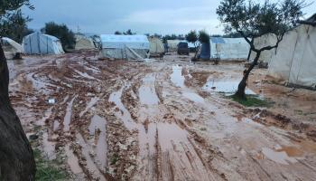 البرد يفاقم معاناة النازحين في مخيمات إدلب (فيسبوك/منسقوا استجابة سوريا)
