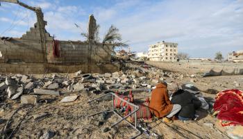 يتفقدون ركام بيوتهم في رفح بعد القصف (أحمد حسب الله / Getty)