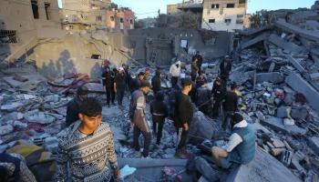 شهداء في مخيم النصيرات وسط قطاع غزة (أشرف أبو عمرة/الأناضول)