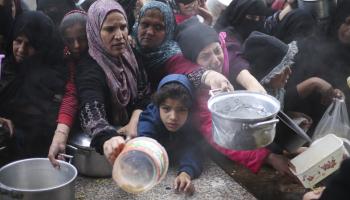 فلسطينيون وحصص غذائية في غزة (حاتم علي/ أسوشييتد برس)