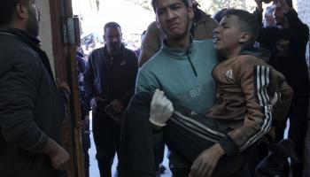 نقل أحد المصابين في دير البلح، الجمعة (عادل حنا/أسوشييتد برس)