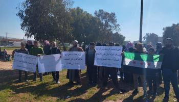 محتجون ضد "تحرير الشام" بسبب جرائم تعذيب في سجونها (إكس)