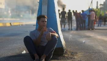 شاب عراقي وتدخين في العراق (أحمد الربيعي/ فرانس برس)