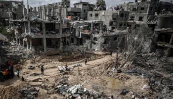 خسر عشرات الآلاف منازلهم في غزة (علي جاد الله/الأناضول)