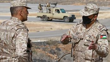 جنود أردنيون يحاولون الحد من تهريب المخدرات من سورية