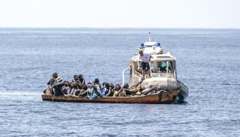 عملية إنقاذ مهاجرين سابقة في البحر قبالة تونس (ياسين قايدي/ الأناضول)